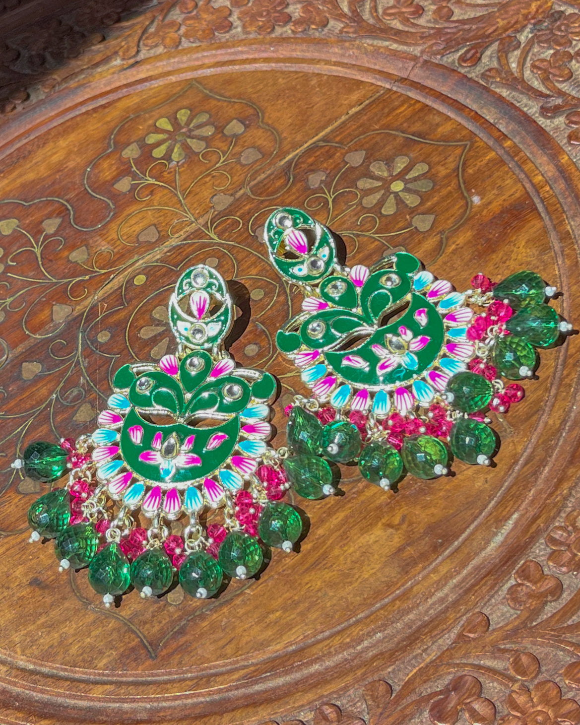 Boucles d’oreilles dorées à fleurs peintes main