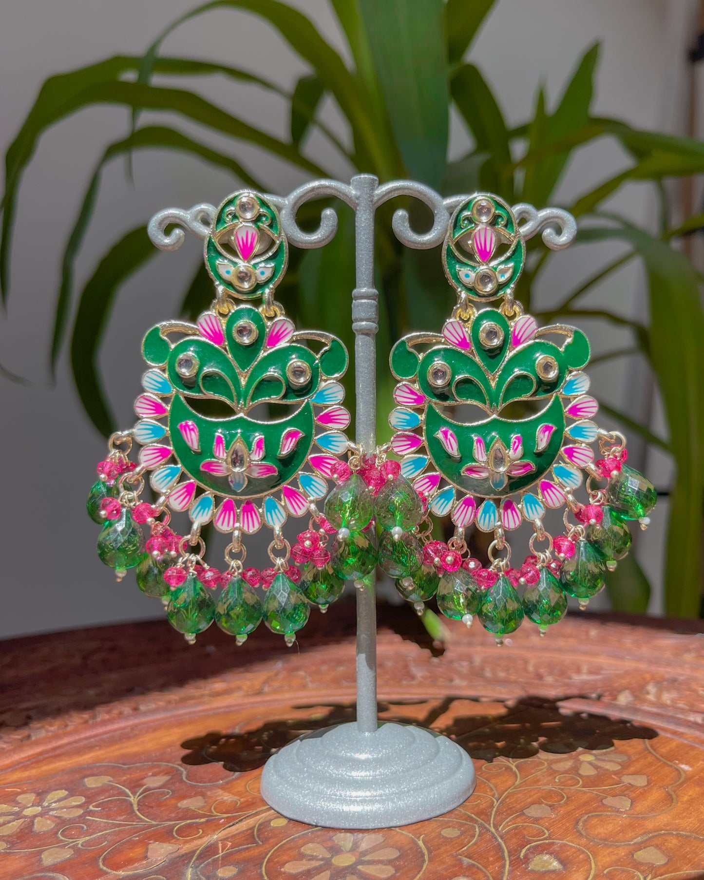 Boucles d’oreilles dorées à fleurs peintes main