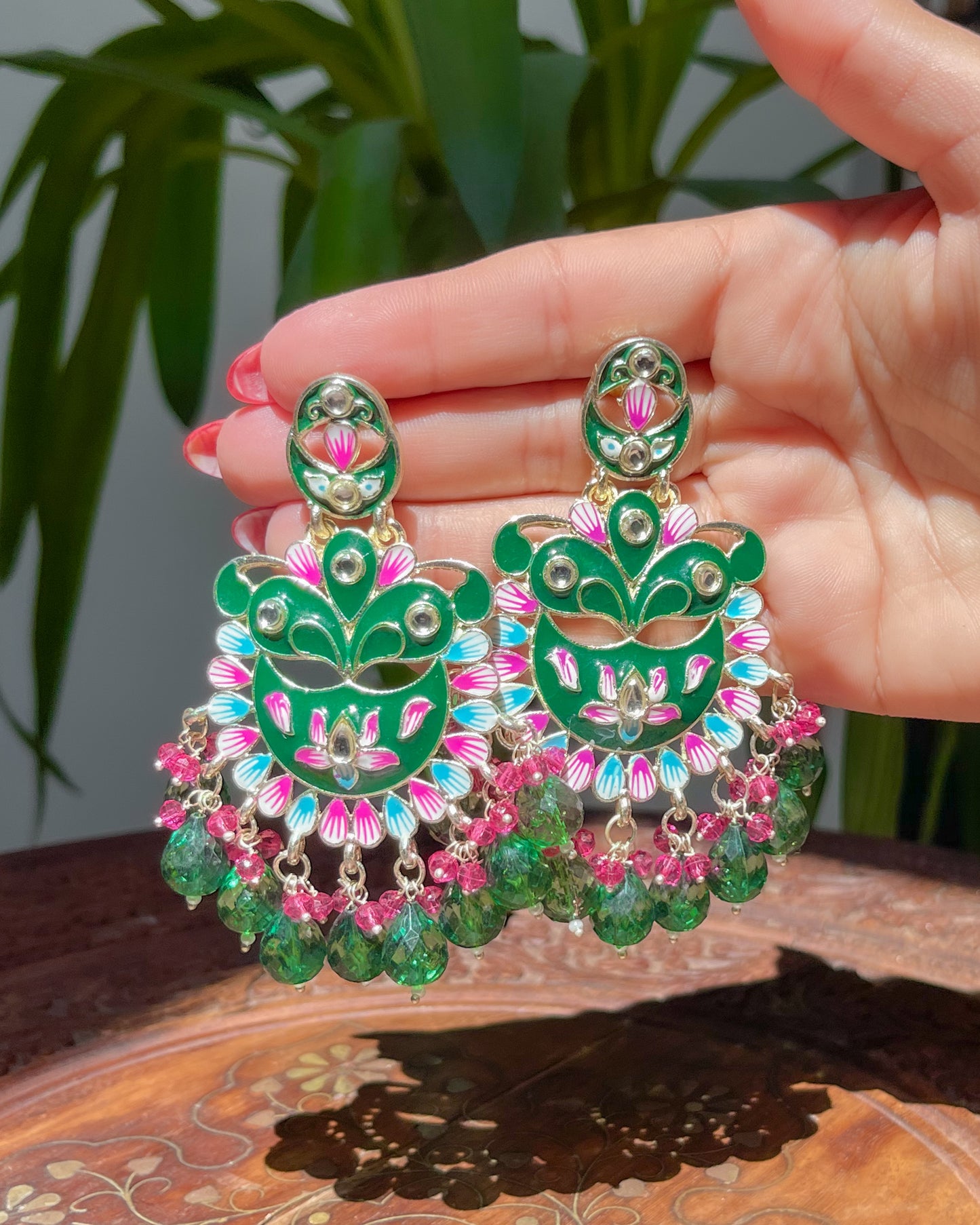 Boucles d’oreilles dorées à fleurs peintes main