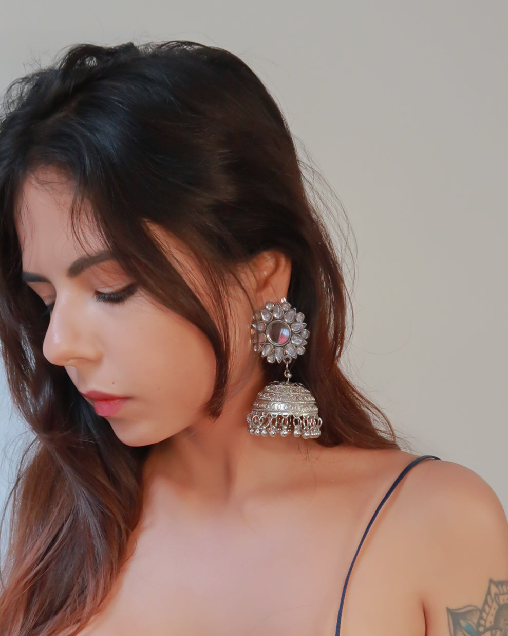 Jhumkas argentées imposantes – Bijou artisanal