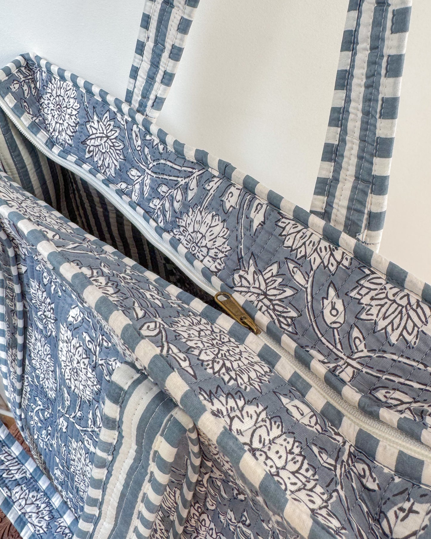 Blue and white flowers l Big tote bag in quilted cotton