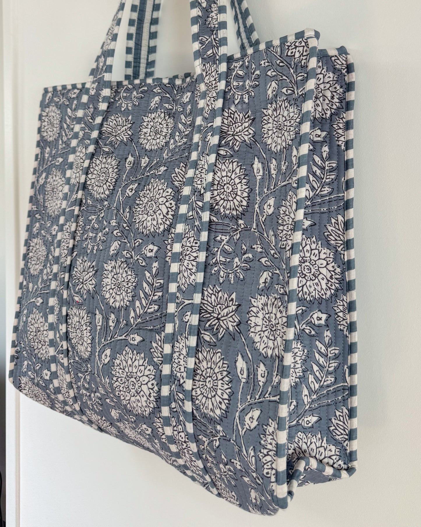 Blue and white flowers l Big tote bag in quilted cotton
